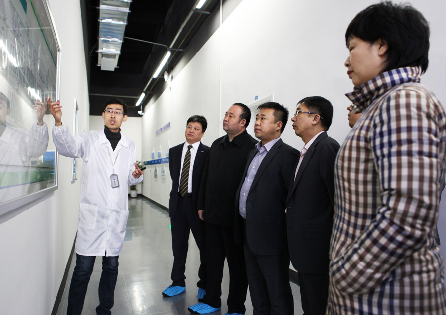 图为赴第四代云计算中心参观现场